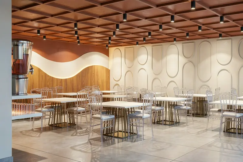 Salão de restaurante com painel ondulado e forro amadeirado