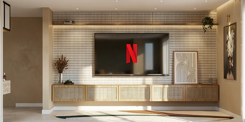 Sala de TV com painel ripado, nichos iluminados e televisão embutida